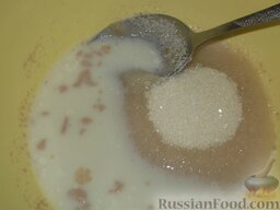 Рисовые дрожжевые пончики: Добавить сахар и соль.