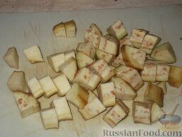 Гарнир из картофеля и баклажанов: Баклажаны нарезать мелкими кубиками.