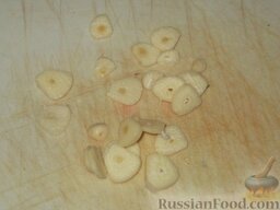 Гарнир из картофеля и баклажанов: Чеснок очистить и нарезать пластинками.
