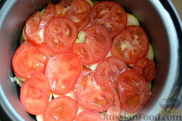 Рататуй в мультиварке-скороварке: Завершающим слоем рататуя выкладываю кружочки помидоров, которые слегка солю.