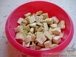 Овощное рагу: У баклажанов срезать плодоножку и шкурку. Нарезать баклажаны крупным кубиком и посолить.