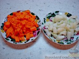 Овощное рагу: Нарезать кубиком морковь и лук.