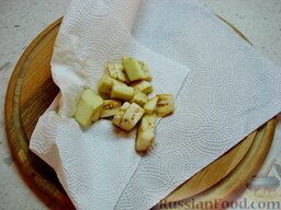 Овощное рагу: Бумажным полотенцем обсушить баклажаны, убирая выступившую горькую влагу.