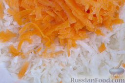 Костромской салат: Чистим редьку и морковь. Натираем на крупной терке.