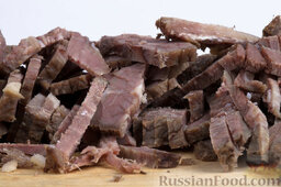 Костромской салат: Берем отварную говядину и нарезаем ее соломкой.