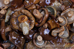 Костромской салат: Достаем соленые грибы и промываем. Такими грибочками самое то закусывать всяки разны напитки:)))