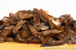 Костромской салат: Нарезаем грибы тоже соломкой.