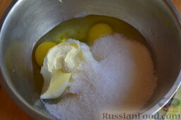 Кексы с вишней: Сливочное масло, яйца, сахар, соль, разрыхлитель отправляем в миску.