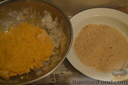 Картофельные погачи по-венгерски: Добавьте муку и вымесите тесто. Смоченными в воде руками сформируйте небольшого размера шарики.
