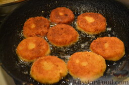 Картофельные погачи по-венгерски: Разогрейте масло в сковороде и отправьте в нее картофельные изделия, выпекайте с двух сторон до готовности.