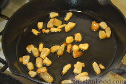 Макароны со шкварками по-венгерски: Разогреваем сковороду, отправляем сало и топим его на небольшом огне.