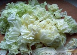 Салат из пекинской капусты с кукурузой: Капусту пекинскую вымыть. Нарезать крупными квадратиками или соломкой, по желанию.