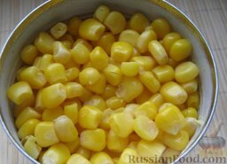 Салат из пекинской капусты с кукурузой: Открыть баночку кукурузы, откинуть на дуршлаг.