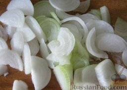 Теплый салат из куриной печени с рукколой: Лук репчатый очистить, вымыть, нарезать тонкими полукольцами.