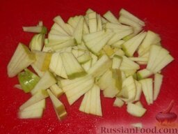 Салат из квашеной капусты с семенами льна: Яблоки вымыть, нарезать. Удалить семена, дольки тонко нашинковать.