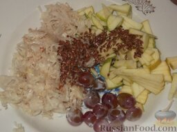 Салат из квашеной капусты с семенами льна: Смешать капусту, яблоки, виноград и семена льна.