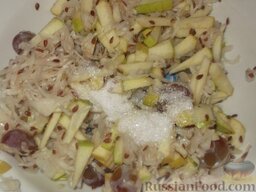 Салат из квашеной капусты с семенами льна: Добавить соль, сахар и растительное масло. Перемешать.