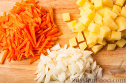 Суп из красной чечевицы: Пока варится бульон, режем овощи (картошка, лук, морковь).