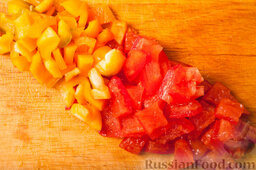 Суп из красной чечевицы: Перец и помидоры тоже нарезаем. У помидоров удаляем семена.