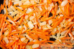Суп из красной чечевицы: На сковороде на растительном масле пассеруем лук и морковь.