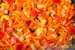Суп из красной чечевицы: Добавляем в сковороду перец и помидоры, обжариваем уже все вместе. К обжаренным овощам добавляем 2 столовые ложки томатной пасты.