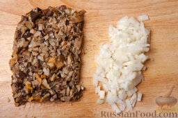 Картофельная запеканка с солеными грибами: Чистим и отвариваем картофель.   Пока он варится, мелко режем репчатый лук. Грибы промываем от рассола и тоже мелко режем.