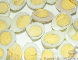 Салат "Новый" с консервированным тунцом и мидиями: Перепелиные яйца отварить вкрутую, охладить, очистить, разрезать пополам.