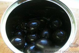 Салат "Новый" с консервированным тунцом и мидиями: Открыть баночку маслин, слить жидкость.