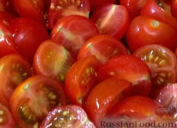 Салат "Новый" с консервированным тунцом и мидиями: Вымыть помидоры черри, разрезать пополам.