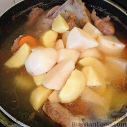 Шурпа из баранины: Добавить в кастрюлю картошку и морковь. Оставить на 30 минут на медленном огне.