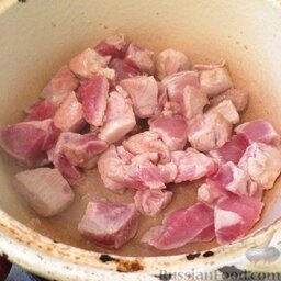 Чахохбили из свинины: На плиту поставить разогреваться сковородку с толстым дном или казан.  Мясо порезать на кусочки, высыпать в разогретый с маслом казан. Мясо обжаривать минут 20.