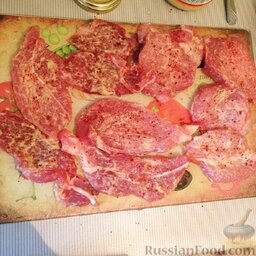 Мясо с картофелем в фольге: Обмазать горчицей, солью, специями по вкусу.