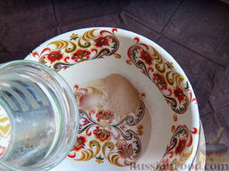 Пышные пирожки с горохом: Влейте воду. Вода обязательно должна быть тёплая, при необходимости подогрейте её (до 35-40 градусов).