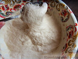 Пышные пирожки с горохом: Доведите массу до густой и плотной консистенции.  Переместите тесто в глубокую кастрюлю, накройте полотенцем и оставьте на один час, пусть тесто подойдёт.  Если ваше тесто хорошо поднялось, можете лепить пирожки.