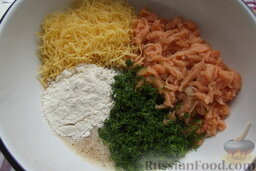 Шницели рубленые из сёмги с сыром: В миске соедините рыбу, сыр, укроп, яйца и добавьте сюда же муку.