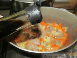 Рагу с индюшатиной и спаржевой фасолью: Наливается соевый соус.