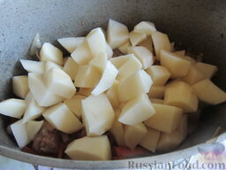 Рагу с индюшатиной и спаржевой фасолью: Всыпается картофель, нарезанный кубиками.