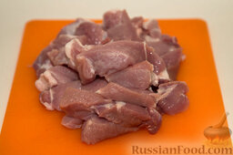 Домашняя вареная колбаса: Свинину нарезать на кусочки.