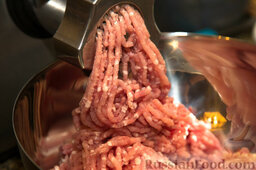 Домашняя вареная колбаса: 2-3 раза пропустить мясо через самую мелкую мясорубку.