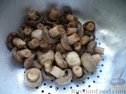 Солянка с консервированными грибами: Открыть баночку грибов, откинуть на дуршлаг.