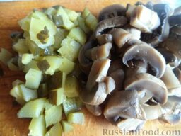 Солянка с консервированными грибами: Огурцы нарезать кубиками. Грибы нарезать кусочками или пластинками.