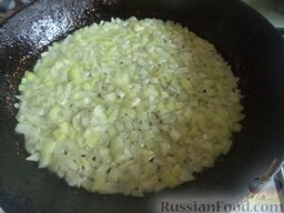 Солянка с консервированными грибами: Разогреть сковороду, налить растительное масло. Выложить лук. Тушить на среднем огне, помешивая 2-3 минуты.