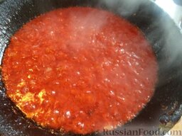 Солянка с консервированными грибами: Добавить томат. Перемешать. Тушить 1-2 минуты.