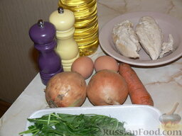 Заливной пирог с курицей, на кефире: Тесто готово, займемся приготовлением начинки. Куриное филе отварить и остудить.Овощи начистить