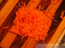 Заливной пирог с курицей, на кефире: Морковь натереть на терке. Как только лук слегка обжарится, отправить к нему мясо и морковь. Перемешать, добавить соль и перец по вкусу. По желанию можно добавить любимые специи. Обжаривать в течение 5 минут.