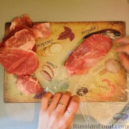 Отбивные из свинины: Мясо нарезать и отбить гладкой стороной молотка, обернув мясо в пакет или пленку.