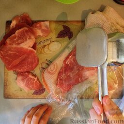 Отбивные из свинины: Отбивать гладкой стороной молотка, чтобы не повредить структуру мяса.