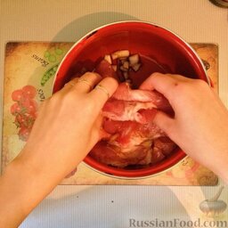 Отбивные из свинины: Свинину хорошо обмазать в кастрюльке маринадом и оставить в холодильник на час.