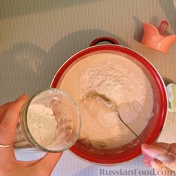 Хлебные сырные палочки: Добавить остальную муку и замесить тесто.