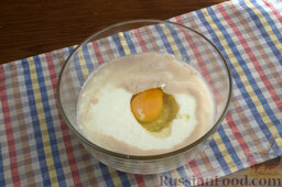Дрожжевое тесто с тыквой: Добавляем в массу кислый молочный продукт и сырое яйцо, смешиваем компоненты.